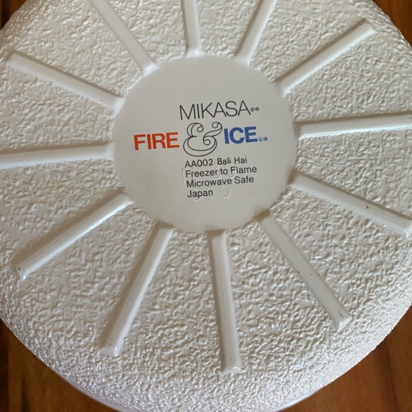 Mikasa Fire & Ice BALI HAI AA002 2 Qt. Round Casserole. Condition is Used. - Picture 2 of 4